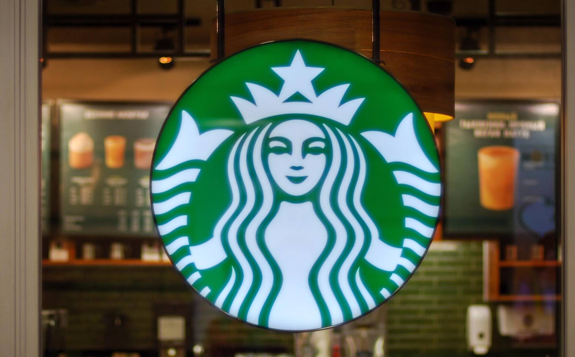 Em crise, Starbucks fecha 43 lojas no Brasil