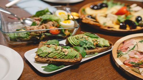 foto com imagens de alimentos saudáveis sobre a mesa