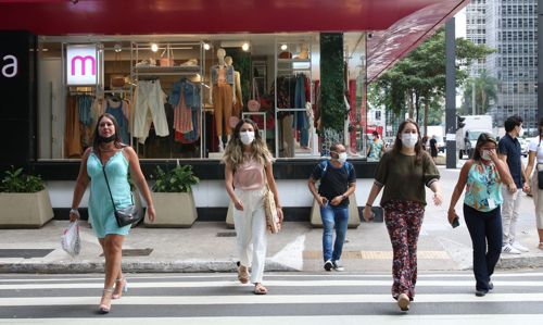 Pessoas andam na rua de máscaras. Brasil registra 15,5 mil novos casos e 144 óbitos por covid-19.