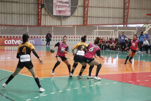 A equipe de handebol feminino de Cascavel enfrenta Maringá no primeiro jogo da decisão