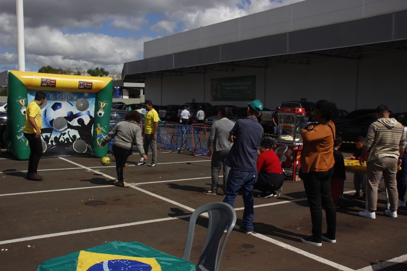 O Panini Day foi realizado no estacionamento do Muffato Max