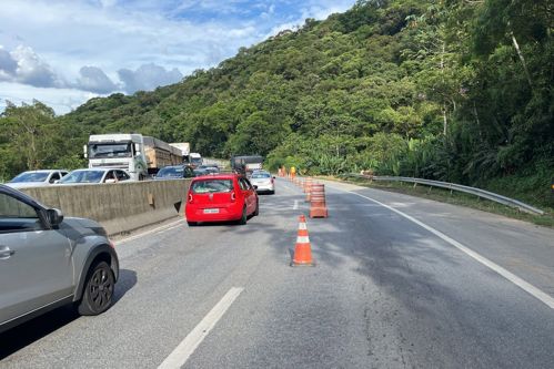 Carros trafegam pela BR-277 que tem apresentado diversos problemas