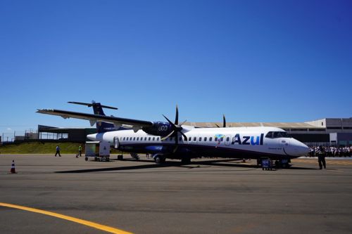 Avião da companhia aérea Azul no aeroporto de Guarapuava