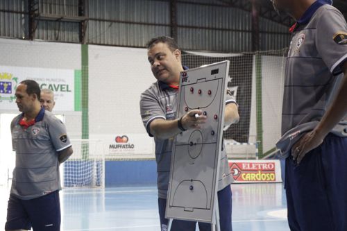 Técnico do Cascavel Futsal orientando equipe durante o treinamento