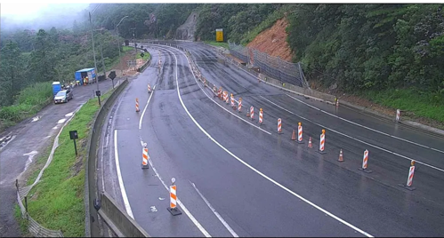 Pista bloqueada na serra do mar.