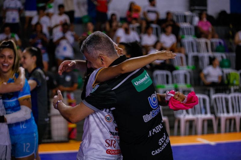 O abraço apertado em suas jogadores tem se repetido com as inúmeras conquistas