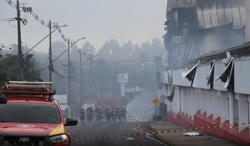 Incêndio segue sendo combatido pelo Corpo de Bombeiros