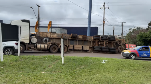 Carreta ficou tombada na marginal da rodovia