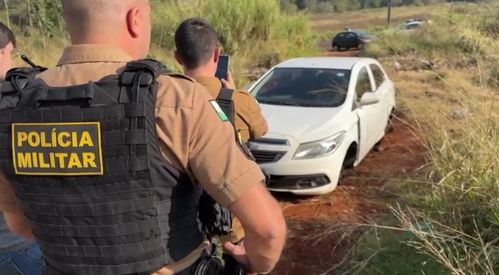 Carro foi localizado em meio a área de mata