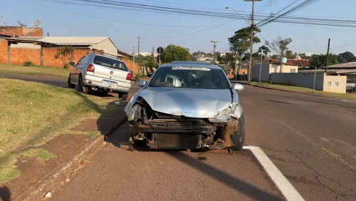 Carros ficaram bastante danificados após acidente