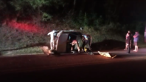 Carro ficou capotado em meio a pista