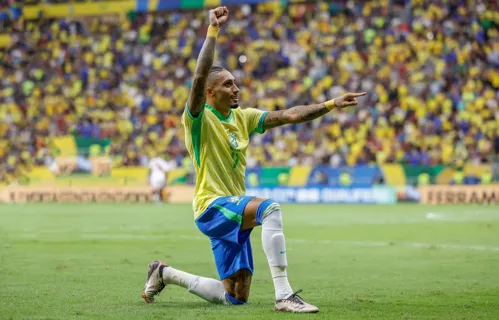 Raphinha comemora gol do Brasil na goleada sobre o Peru