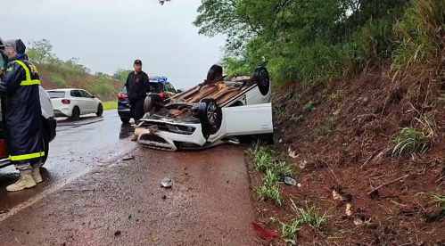 Carro capotou em meio a rodovia