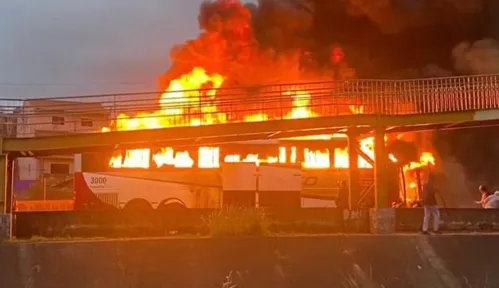 Ônibus da torcida organizada do Cruzeiro foi incendiado durante confusão