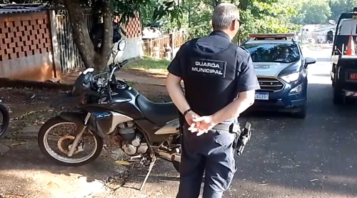 Com a presença do proprietário e a situação esclarecida, o delegado Rodrigo Silva autorizou a devolução imediata da motocicleta no local