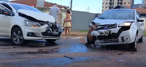 Carros ficaram com a frente destruída após acidente