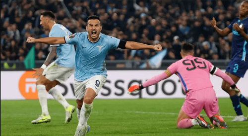 O atacante Pedro comemora o gol da vitória da Lazio contra o Porto