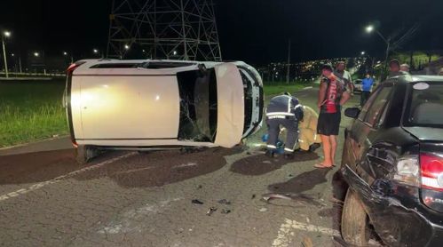 Carro ficou tombado em meio a via após o acidente