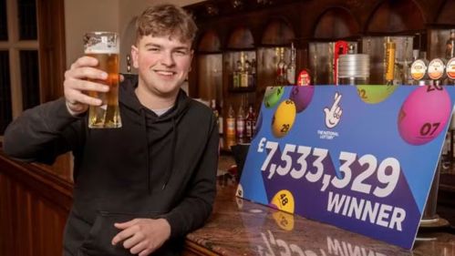 James Clarkson celebra prêmio de R$ 56 milhões em loteria na Inglaterra — Foto: Divulgação/National Lottery