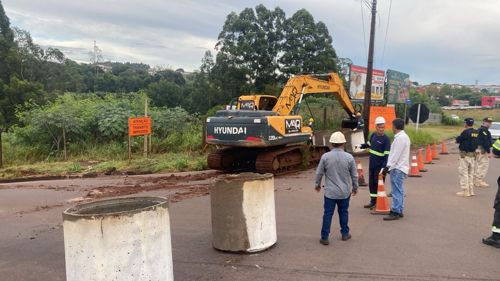 Via foi fechada com o uso de manilhas, que impedirão a passagem de veículos