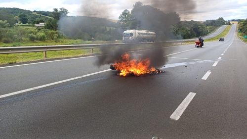 Moto pegou fogo após bater contra mureta de proteção da rodovia