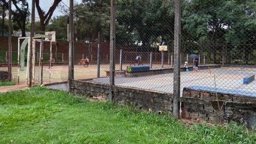 Pista de skate e quadra: à espera de revitalização | Foto: Heloísa Gonçalves