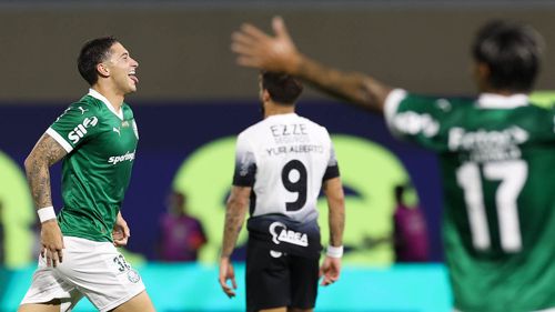 O jogador Emiliano Martínez, da SE Palmeiras, comemora seu gol contra a equipe do SC Corinthians P, durante partida válida pela terceira rodada, do Campeonato Brasileiro, Série A, na Arena Barueri. (Foto: Cesar Greco/Palmeiras/by Canon)