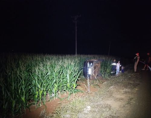 Carro ficou tombado às margens da rodovia