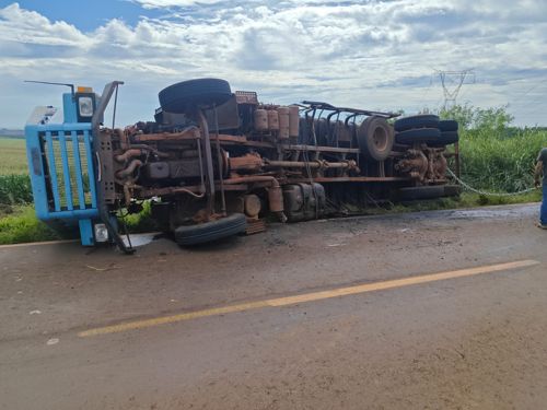 Caminhão ficou tombado às margens da rodovia