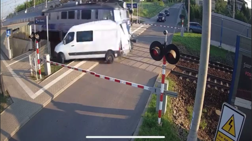 Van é atingida por trem
