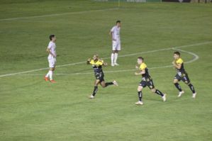 Rodrigo Alves comemora o gol da vitória do Cascavel sobre o Cianorte