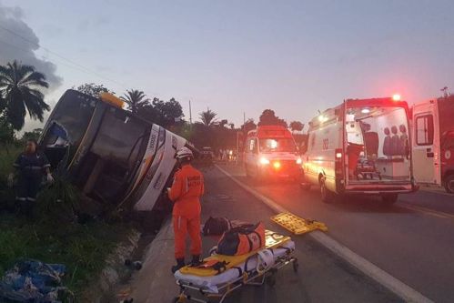 Oito pessoas morreram no acidente envolvendo o ônibus de turismo na Bahia
