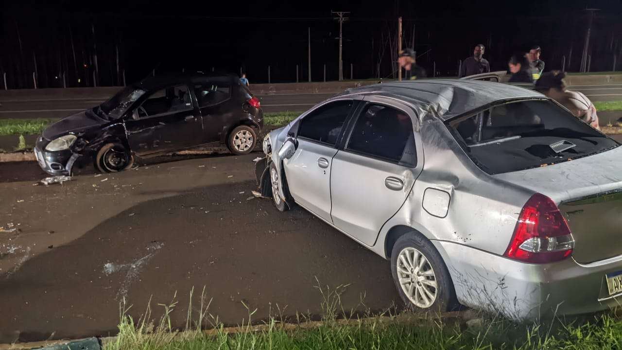 Duas pessoas ficam feridas em batida na marginal da BR 277